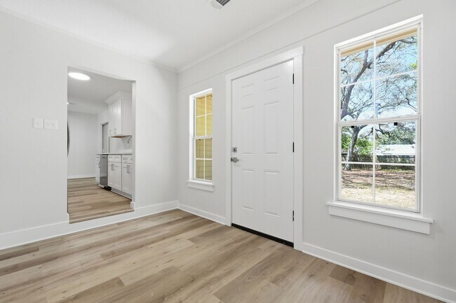 Building Photo - All Brick Home & Large Yard in Niceville!