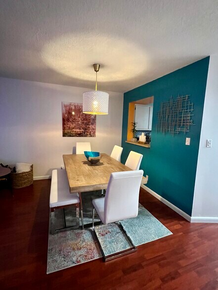 Building Photo - 2208 S Cypress Bend Dr
