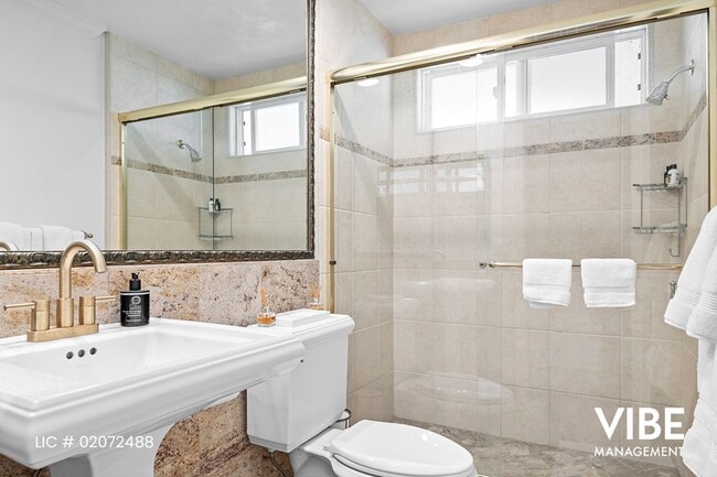 Building Photo - Gorgeous GUARD GATED Westlake Island 3+3 h...