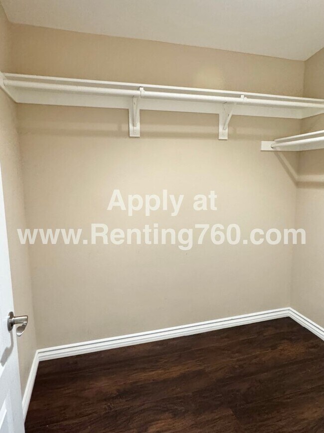 Building Photo - Gorgeous & Spacious 4 Bed Home