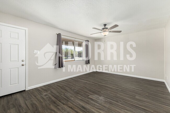 Building Photo - Convenient, Beautifully Updated Space Available Now!