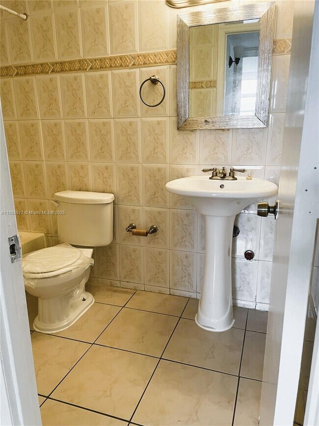 Building Photo - 666 W 81st St