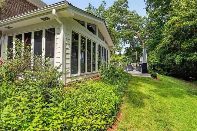 Building Photo - 295 Glen Lake Dr NW