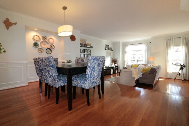 Building Photo - Gorgeous Luxury TH 4 bed, 3.5 bath w/ Wood...