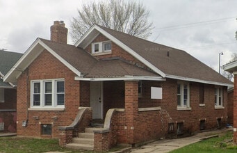 Building Photo - 2403 Elm St
