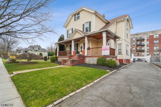 Building Photo - 44 Elm St