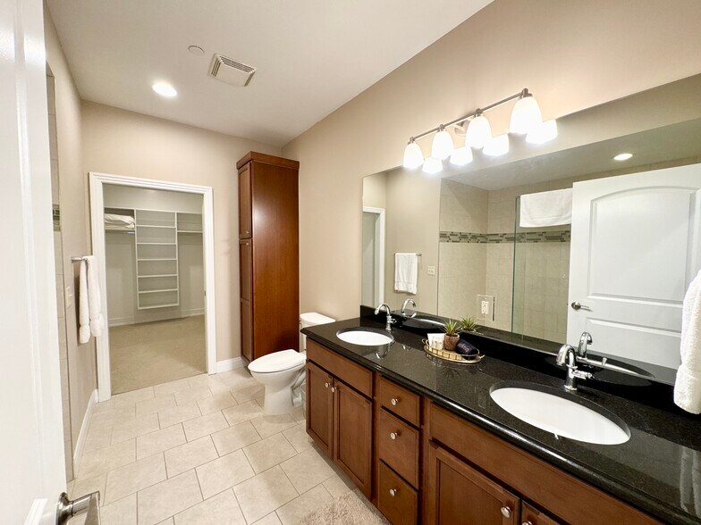Plaza 213 furnished for October - Peregrine Plaza