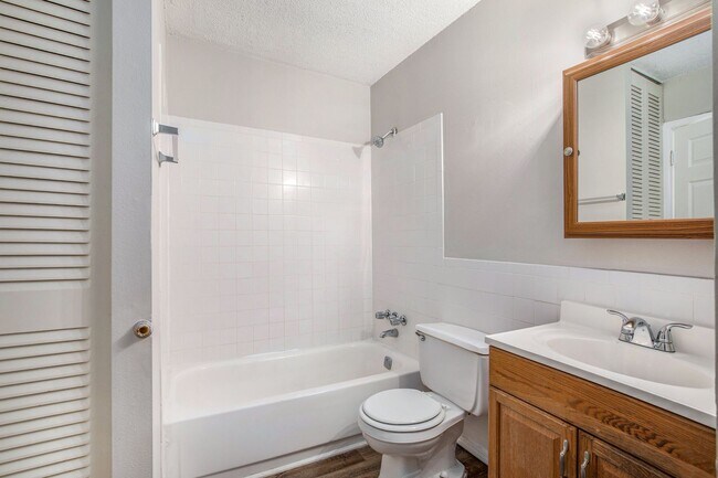 Building Photo - Beautiful 2BR/1BA Duplex in Independence!