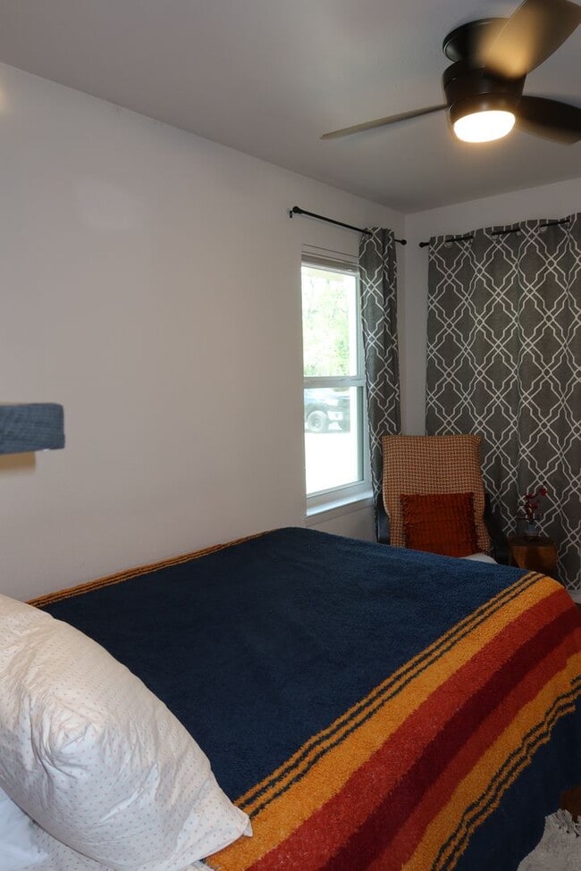 Building Photo - Hyde Park Country Condo - Furnished - 1BD/1BA - Covered Parking -Close to Everything