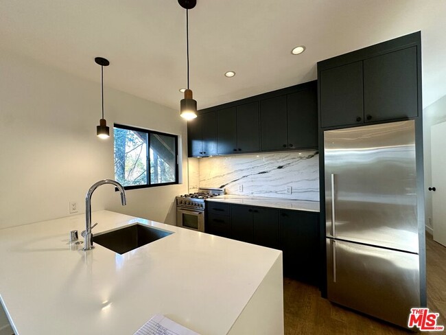 Building Photo - 833 Maltman Ave