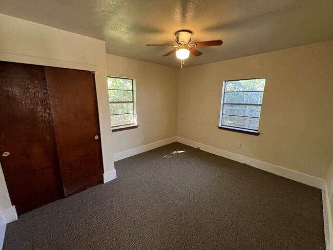 Building Photo - 2-Bedroom 1-Bath Home on Sunshine Rd!