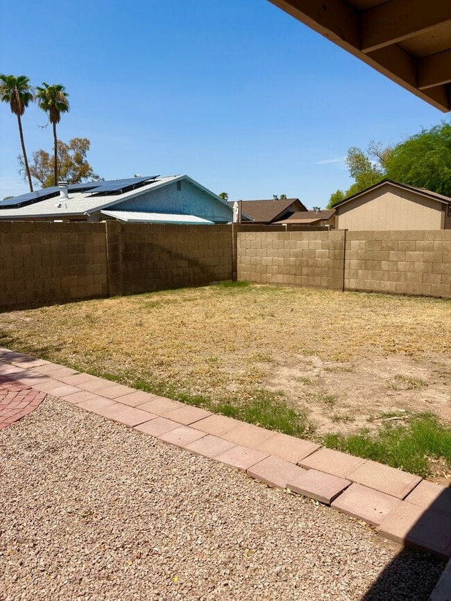 Building Photo - **Excellent 3br/2ba/2garage HOUSE (EXTENSI...