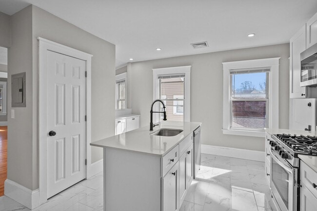 Building Photo - Completely Renovated 2 Bedroom in Elmhurst!