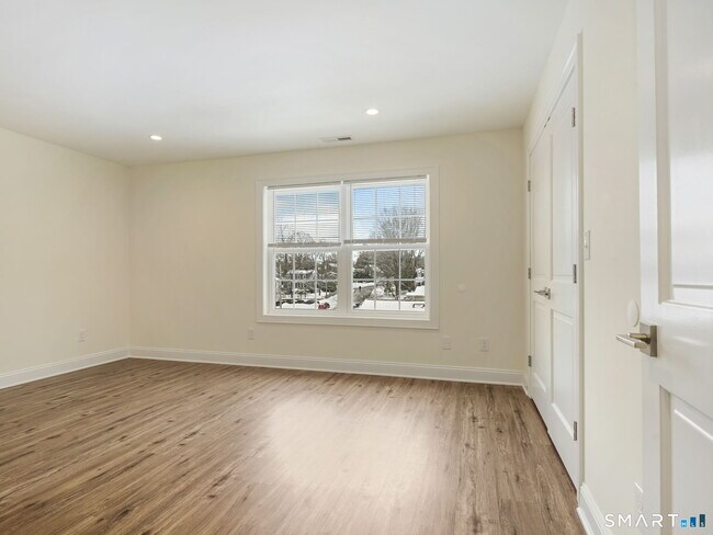 Building Photo - 2 Beacon Square