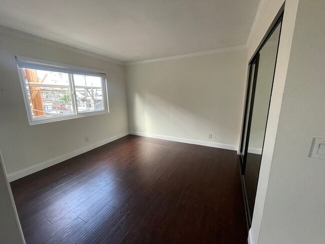 Building Photo - 1 Bedroom Just Blocks From the Ocean