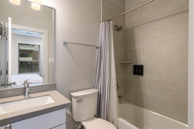 Building Photo - 1274 N Post Oak Rd