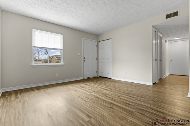 Building Photo - 3966 Northampton Dr