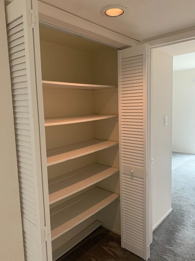 Building Photo - Lovely 2-Bedroom Apartment in Sharon Heights