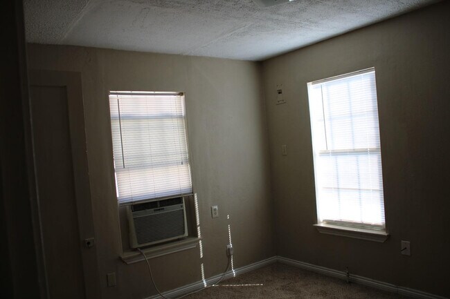 Building Photo - 506 E Municipal Dr