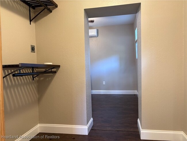 Building Photo - 2650 Lakeview Dr
