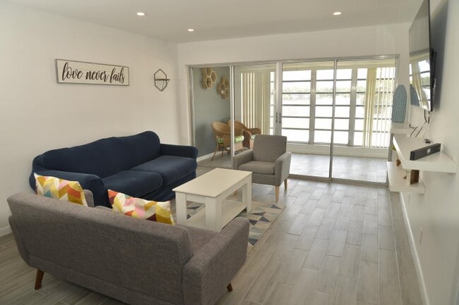 Building Photo - 5898 Via Delray Blvd