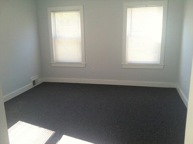 Building Photo - 158 Main St