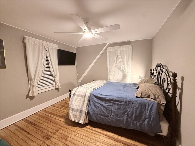 Building Photo - 498 Grand Ave