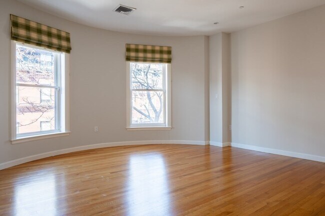 Building Photo - 15 Marlborough St