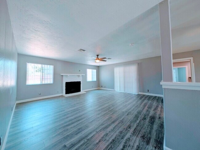 Building Photo - 4 bed with Dual master bedrooms and Solar ...