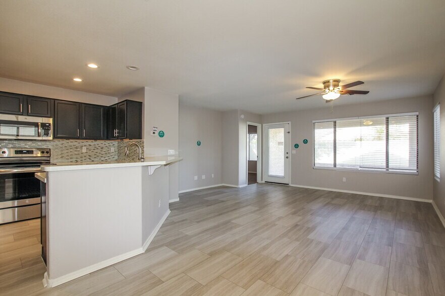 Building Photo - 10810 W Alvarado Rd