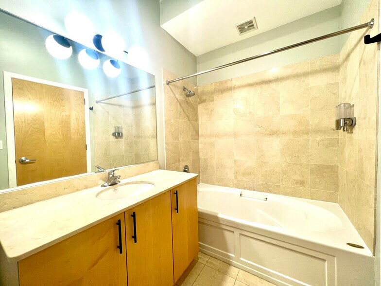 Building Photo - 321 S Sangamon St