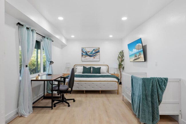 Building Photo - 5048 Bluff Pl