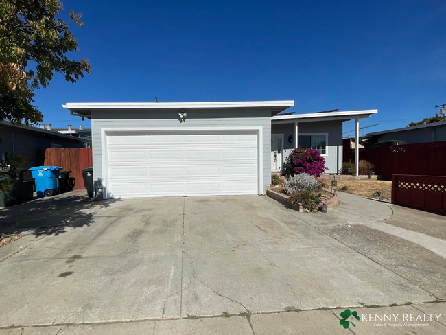 Primary Photo - Large 2 Bedroom Home with Bonus room and G...