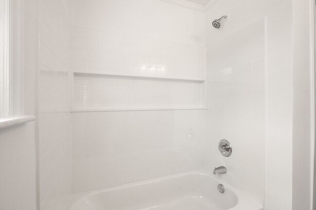 Building Photo - Newly Renovated Ranch-style Home