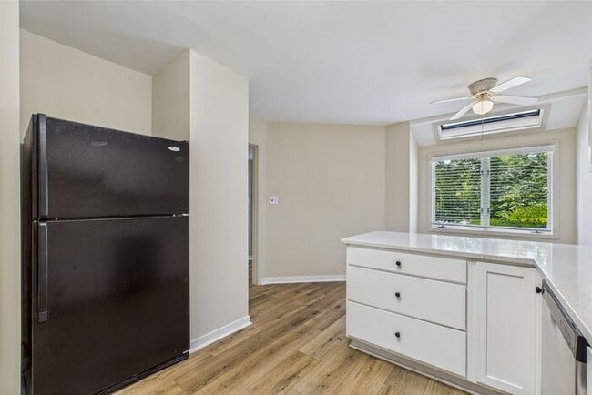 Building Photo - Charming 3-Bedroom Townhome in Sunset Woods