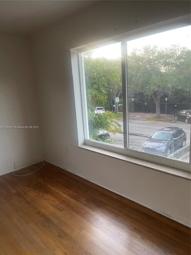 Building Photo - 1000 Biarritz Dr