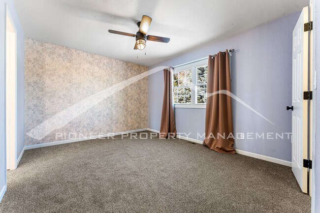 Building Photo - Beautiful Home with Fenced Back Yard and Cozy Fireplace
