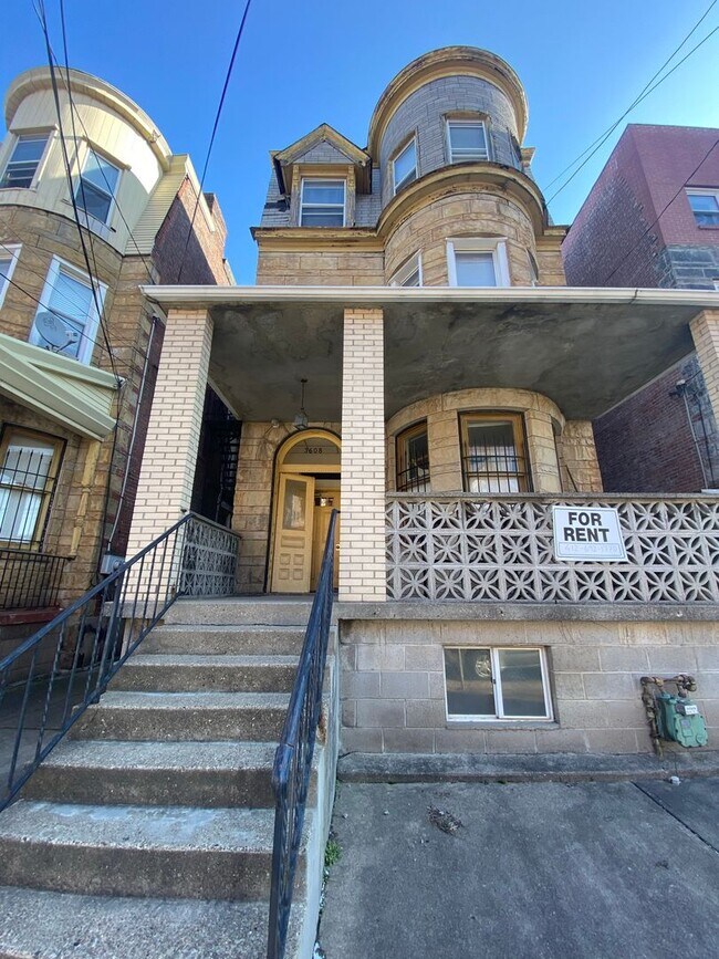 Building Photo - Huge Two Bedroom Apartment on Dawson Stree...