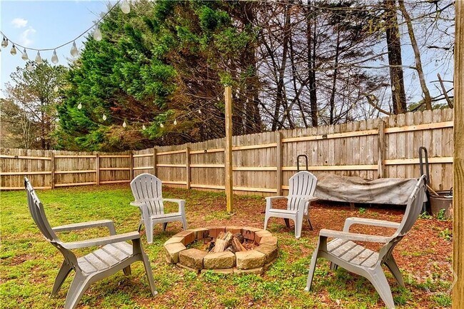 Building Photo - Beautiful 3BR/3BA Home with Private Pool in Commerce