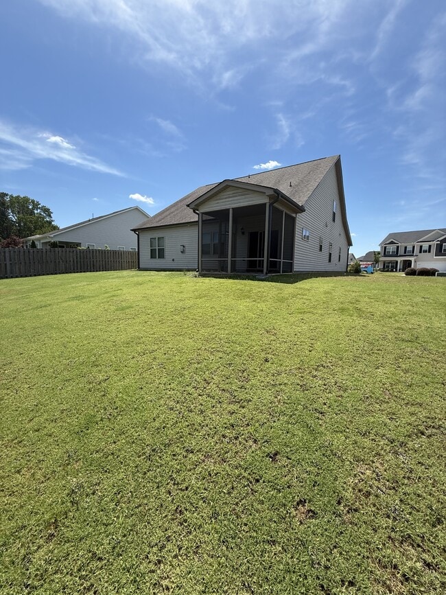 Building Photo - 222 Skyway Dr