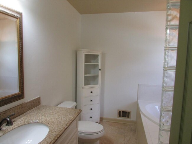 Building Photo - 412 Hickory Walk