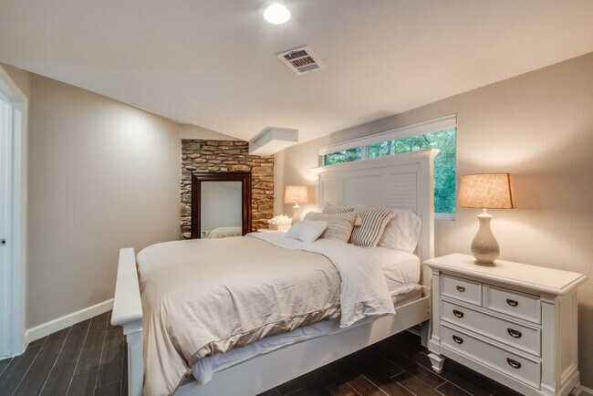 Building Photo - 1810 Lakeshore Dr