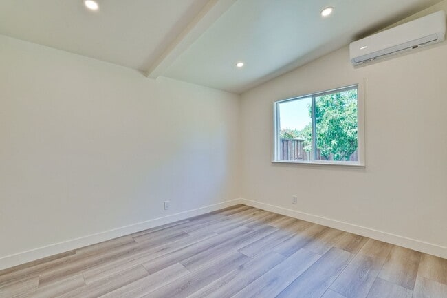 Building Photo - Charming updated 3 bedroom, 1 bathroom hom...
