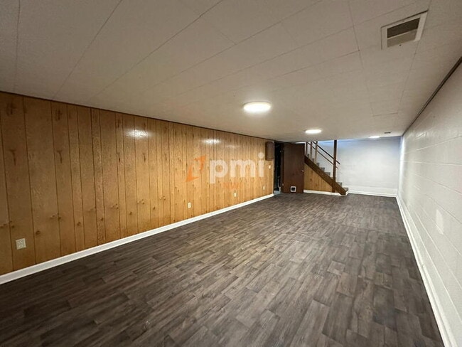 Building Photo - 9604 Walnut Dr