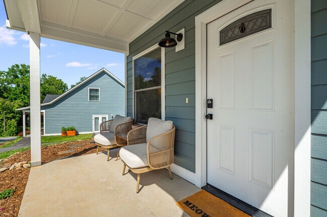 Building Photo - North Asheville 3-Bedroom Home with Fenced-In Yard Near Upcoming Taylor's Wave