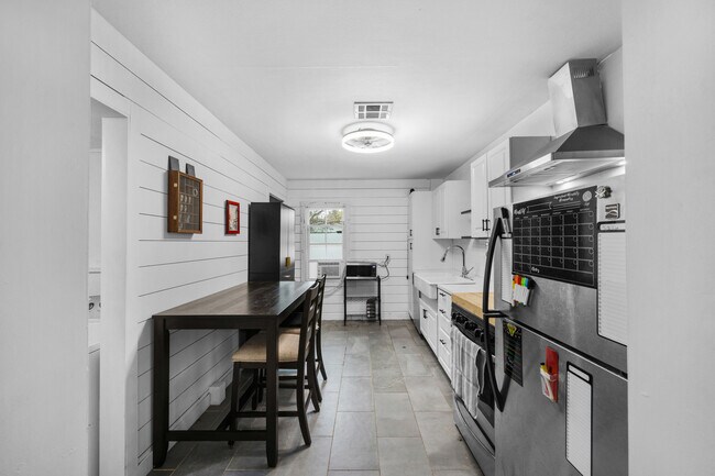 Building Photo - 1913 NW Baldwin Ave