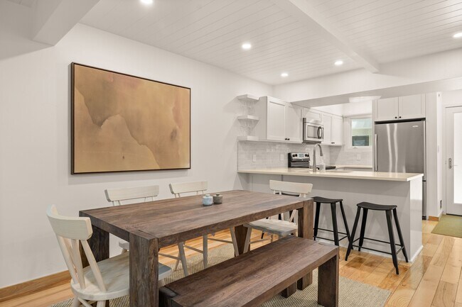 Building Photo - 814 W Bleeker St