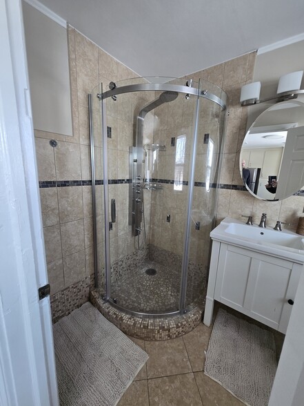 Building Photo - 74 Hughes St