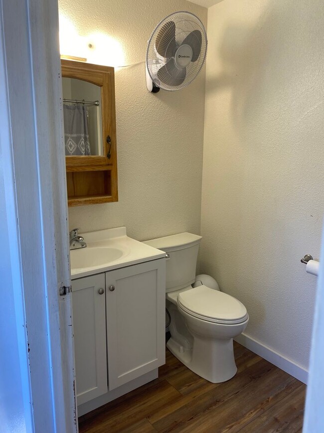 Building Photo - 2 Bed 1 Bath LAKE RENTAL