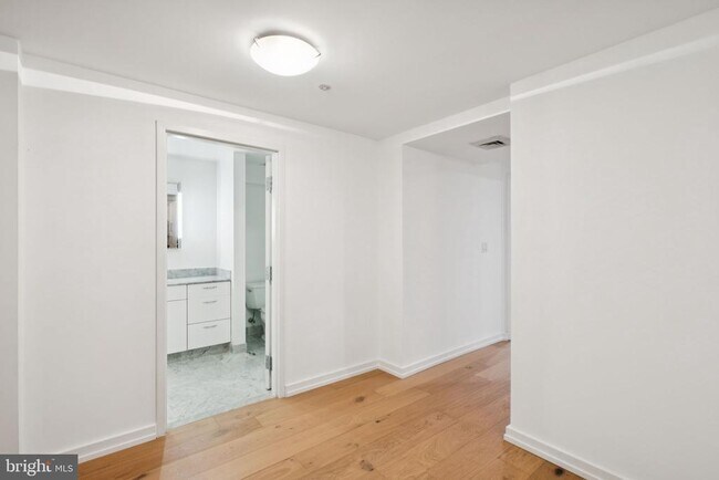 Building Photo - 219 S 18th St